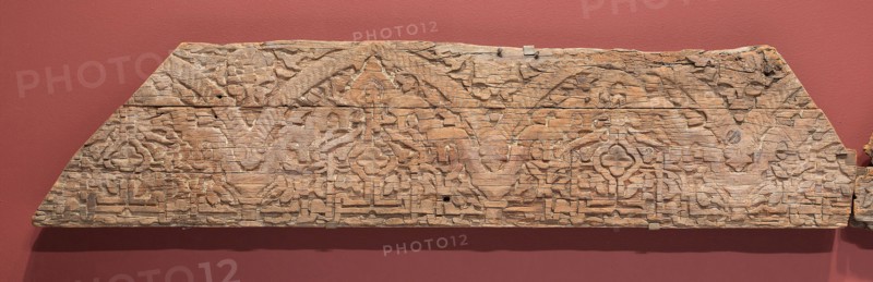 Fragment of an architectural molding, Marinid dynasty (1244–1465), 14th century, Morocco, Morocco, Wood with relief carving, 32.0 x 143.5 x 4.7 cm (12 5/8 x 56 1/8 x 1 7/8 in.)