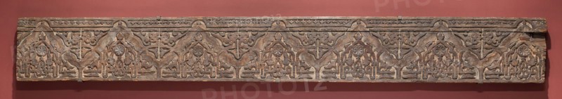 Fragment of an architectural molding, Marinid dynasty (1244–1465), 14th century, Morocco, Morocco, Wood with relief carving, 34.8 x 284 x 5.2 cm (13 3/4 x 113 5/8 x 2 1/16 in.)