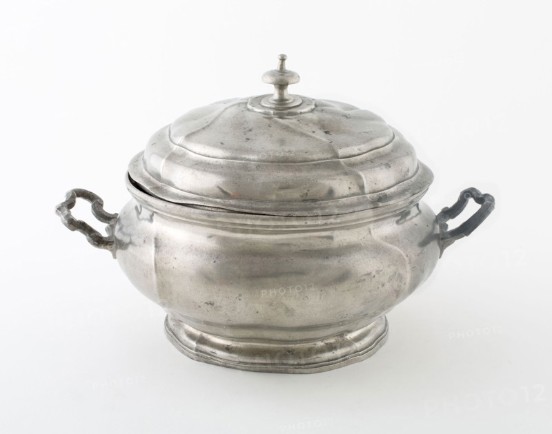 Tureen, 19th century, Johann Wilhelm Stucker, German, 18th century, Schlaggenwald, Germany, Pewter, 18.4 x 27.9 x 18.4 cm (7 1/4 x 11 x 7 1/4 in.)