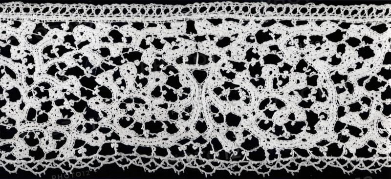 Border, Early 18th century, Italy, Linen, bobbin part lace, continuous clothwork tapes, 9.7 x 11.5 cm (3 7/8 x 45 1/8 in.)