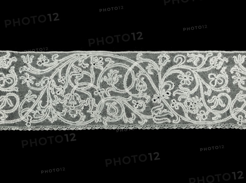 Flounce (Possibly From an Alb), 1701/50, Italy, Linen, bobbin part lace (continuous clothwork tapes), 25.7 x 286.2 cm (10 1/8 x 112 5/8 in.)