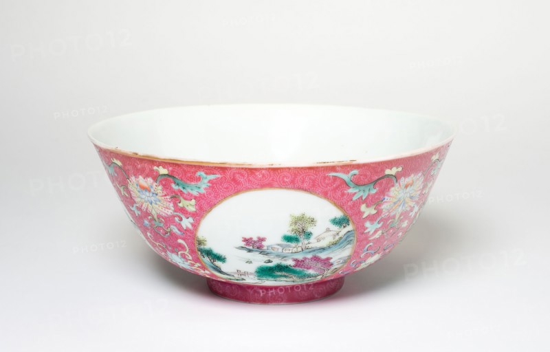 Pink-Ground Medallion Bowl, Qing dynasty (1644–1911), Qianlong reign mark and period (1736–1795), China, Porcelain with overglaze enamel decoration and painted gold rim, H. 6.7 cm (2 5/8 in.), diam. 15.2 cm (6 in.)