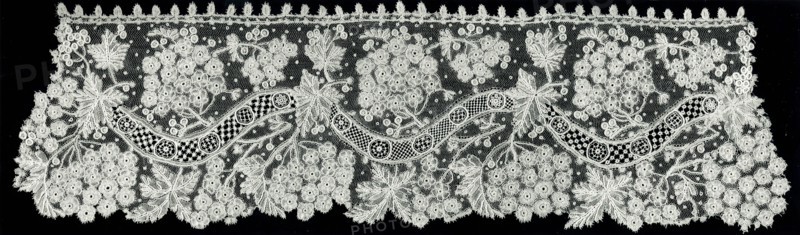 Cuff, 1880s/90s, Belgium, Belgium, Cotton, mixed lace: bobbin part lace of a type known as "Duchesse" and of needle lace of a type known as "Point de Gaze
