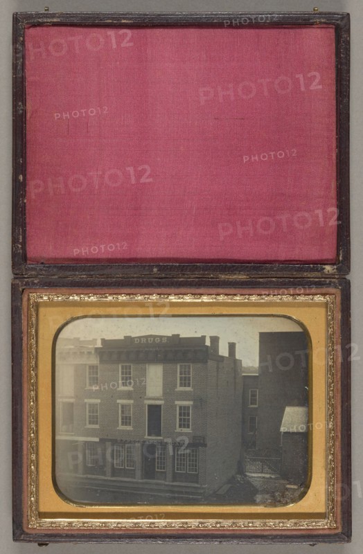S. P. Peck Apothecary, 1839/60, American, 19th century, United States, Daguerreotype, 8 x 10.8 cm (plate), 9.3 x 12 x 1.5 cm (case)
