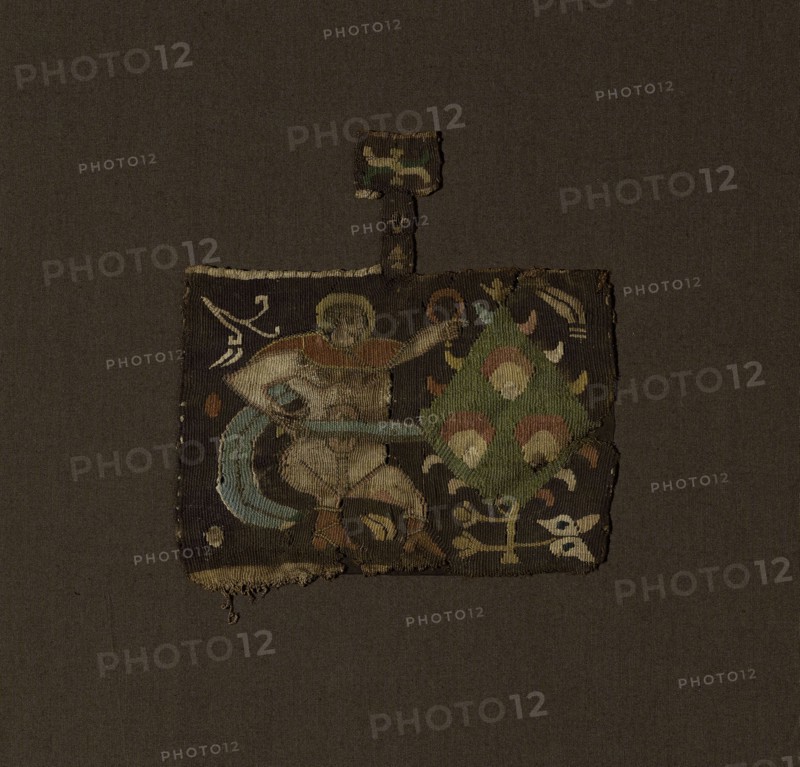 Fragment, Roman period (30 B.C.– 641 A.D.)/Arab period (641–969), 6th/8th century, Coptic, Egypt, Egypt, Wool and linen, slit and dovetailed tapestry weave with eccentric wefts and wrapped outlining wefts, 19.9 × 18.8 cm (7 7/8 × 7 3/8 in.)