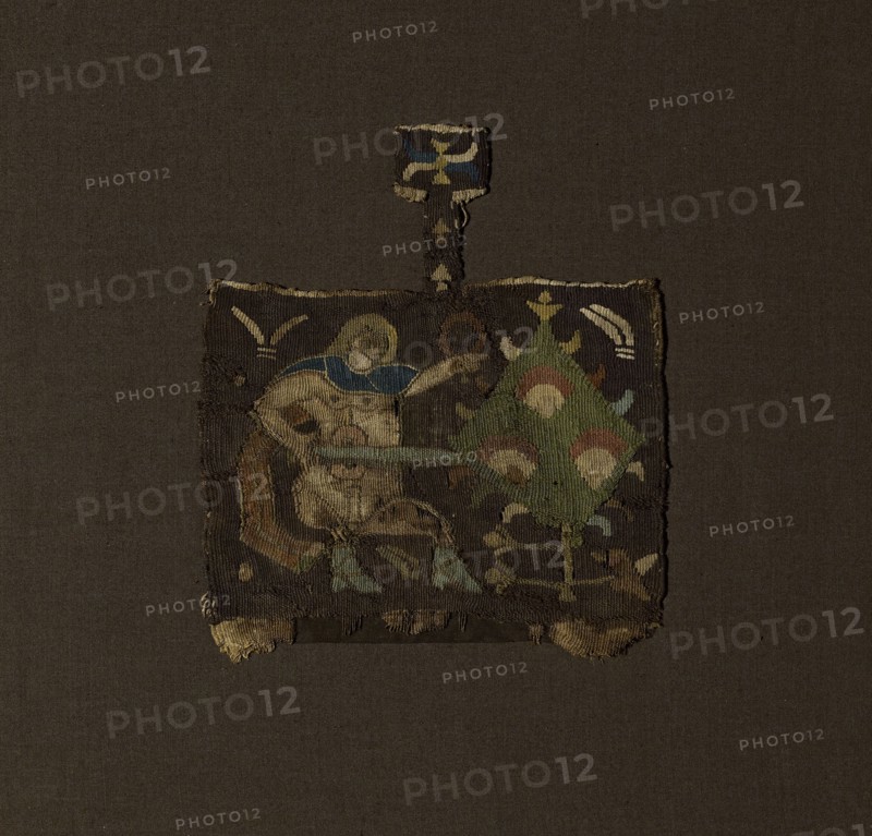 Fragment, Roman period (30 B.C.– 641 A.D.)/Arab period (641–969), 6th/8th century, Coptic, Egypt, Egypt, Wool and linen, slit and dovetailed tapestry weave with eccentric wefts and wrapped outlining wefts, 21.2 × 19 cm (8 3/8 × 7 1/2 in.)
