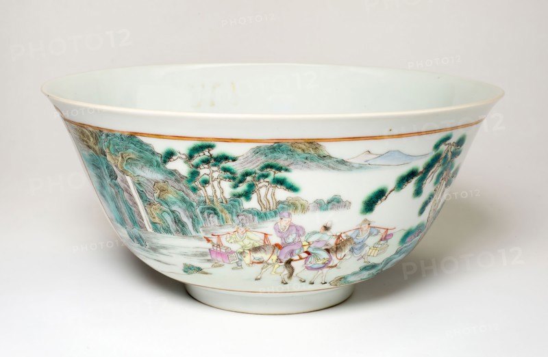 Famile-Rose Bowl, Qing dynasty (1644–1911), 19th century, China, Porcelain painted in overglaze enamels, H. 10.1 cm (4 in.), diam. 21.2 cm (8 3/8 in.)