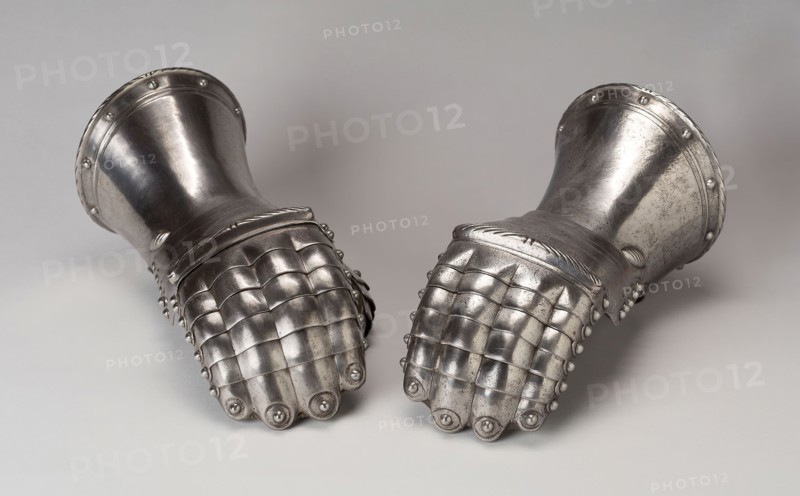 Pair of Mitten Gauntlets, probably 19th century, European, Europe, Steel and leather, L. 27.3 cm (10 3/4 in.)