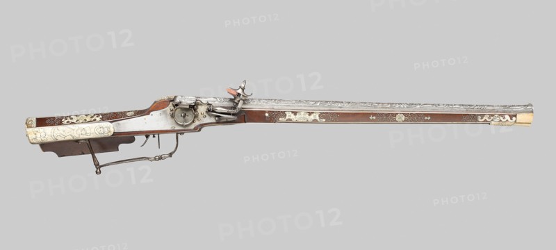 Wheellock Rifle, 1580, German and Italian, Germany, Walnut stock with horn inlay, L. 81.3 cm (32 in.)