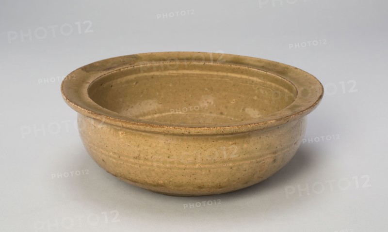 Bowl, Six dynasties (220–589) or Tang dynasty (618–907), c. 6th/7th century, China, Yue ware, stoneware with celadon glaze, H. 6.5 cm (2 9/16 in.), diam. 17.2 cm (6 3/4 in.)