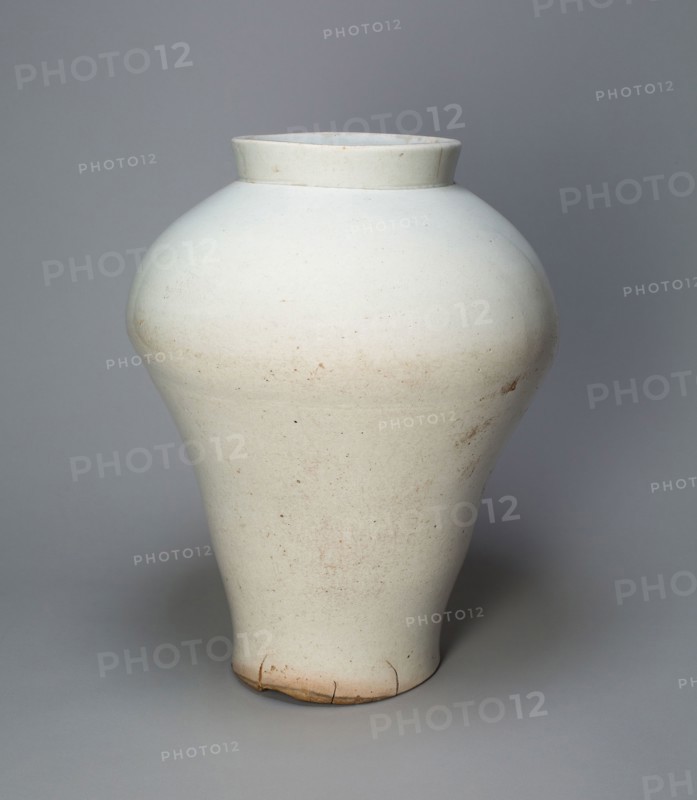 Jar, Joseon dynasty (1392–1910), early 18th century, Korea, Korea, Porcelain, H. 42.2 cm (16 5/8 in.), diam. 33.0 cm (13 in.)