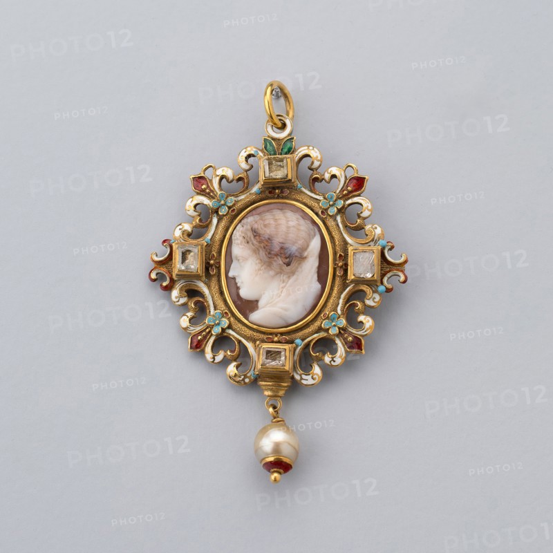 Two-Sided Pendant with Cameo showing Juno and Minerva, 19th century, European, Europe, Cameo: agate, 7.1 × 4.4 cm (2 13/16 × 1 3/4 in.)