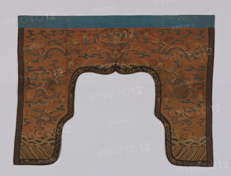 Shrine Surround, Qing dynasty(1644–1911), 1750/1800, China, Silk and gold-leaf-over-lacquered-paper-strip-wrapped silk, slit tapesty weave (kossu) with eccentric wefts, edged with silk, warp-float faced satin weave, lined with cotton, plain weave, 104.8 × 142.3 cm (41 1/4 × 56 in.)