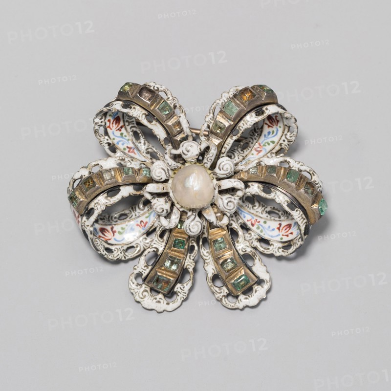 Brooch Shaped as a Bow, 17th or 19th century, French, France, Silver gilt, enamel, and aquamarines, 4.4 × 5.2 cm (1 3/4 × 2 1/16 in.)