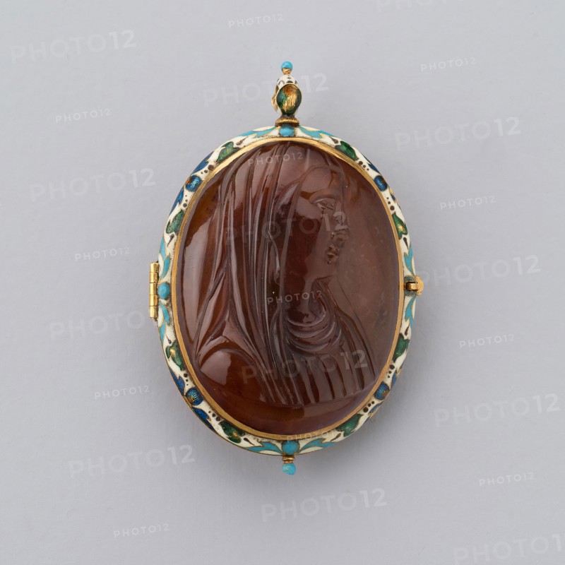 Double-Sided Pendant with Jesus and Virgin, Cameo: 1700/1800, mount: 17th century, European, France, Hardstone, gold, and enamel, 6.7 × 4.4 cm (2 5/8 × 1 3/4 in.)