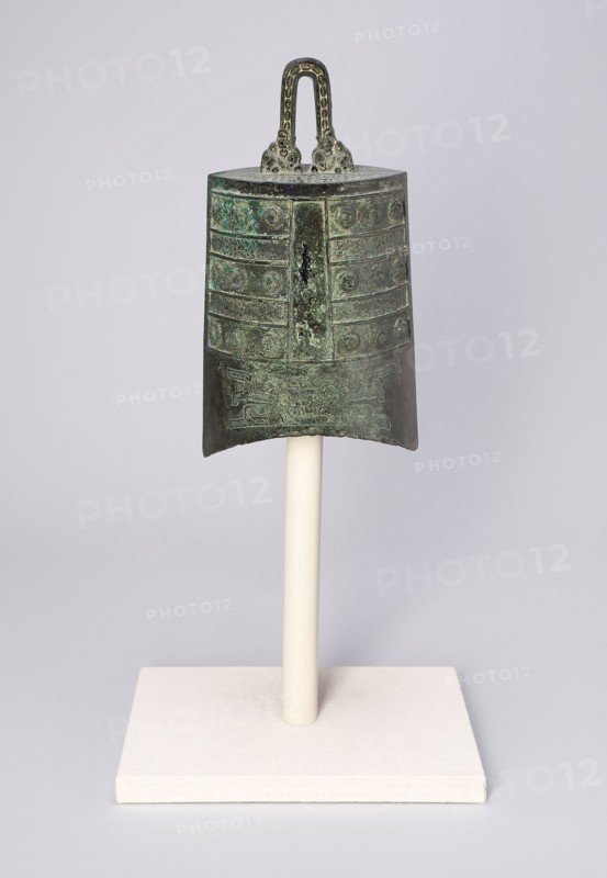 Loop Suspension Bell (Niuzhong), Eastern Zhou dynasty (770–256 B.C.), late 6th/early 5th century B.C., China, Bronze, 27.0 × 15.5 cm (10.6 × 6.1 in.)