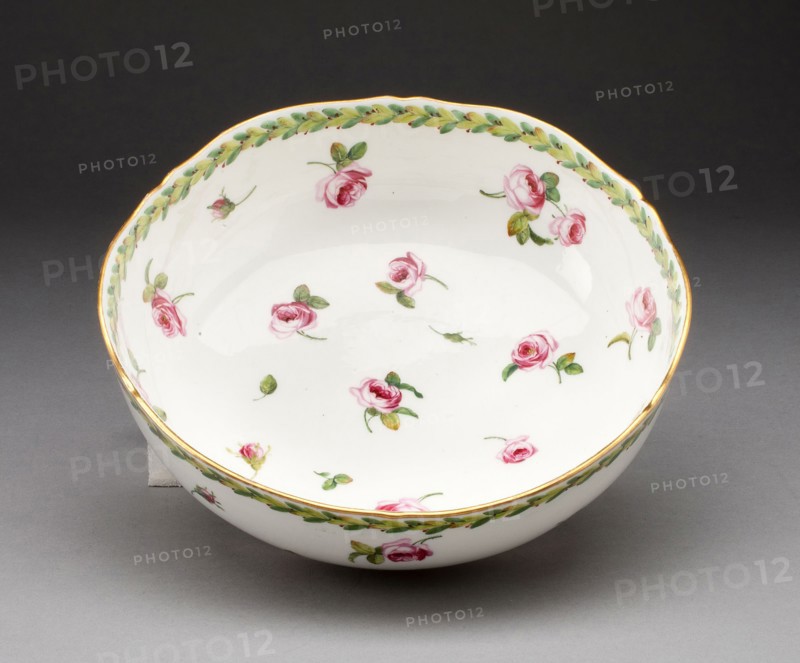 Saladier Bowl, 1773, Sèvres Porcelain Manufactory, French, founded 1740, Sèvres, Soft-paste porcelain, polychrome enamels, and gilding, Diam. 22.9 cm (9 in.)
