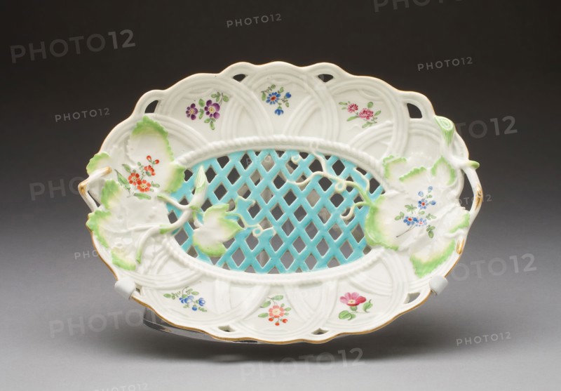 Dish, c. 1765, Worcester Porcelain Factory, Worcester, England, founded 1751, Worcester, Soft-paste porcelain, polychrome enamels and gilding, 22.1 x 29.7 cm (8 1/16 x 11 11/16 in.)