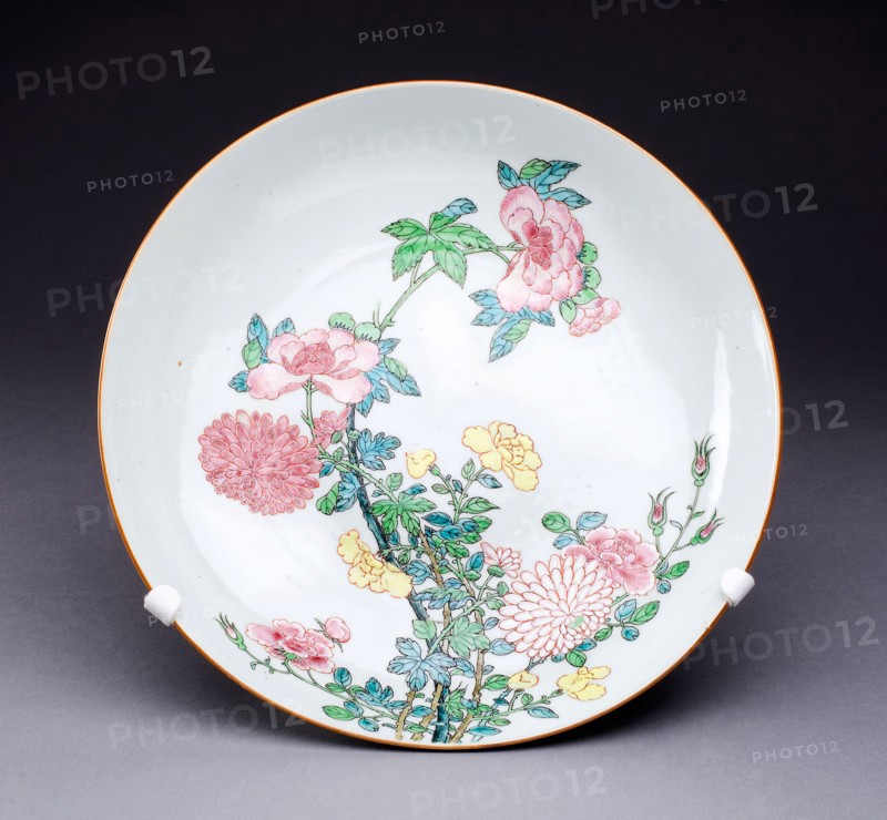 Dish, c. 1725, Qing Dynasty (1644–1911), Yongzhen period (1723–1735), China, Hard-paste porcelain and polychrome enamels, Diam. 27.3 cm (10 3/4 in.)