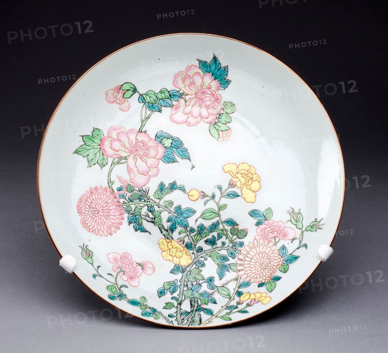 Dish, c. 1725, Qing Dynasty (1644–1911), Yongzhen period (1723–1735), China, Hard-paste porcelain and polychrome enamels, Diam. 27.3 cm (10 3/4 in.)