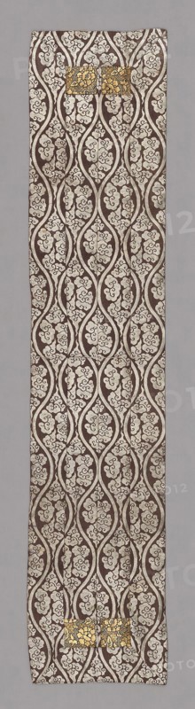 Ôhi (Stole), late Edo period (1789–1868), 1800/68, Japan, Heri, jô: silk, warp-float faced 2:1 ‘Z’ twill weave with supplementary patterning wefts, shiten: Silk and gold-leaf-over-lacquered-paper-strip, warp-float faced 2:1 ‘Z’ twill weave with weft-float faced 1:2 ‘Z’ twill interlacings of secondary binding warps and supplementary patterning wefts, lining: silk, predominant warp, weft ribbed, plain weave, 130.4 x 27.6 cm (51 1/4 x 10 7/8 in.)