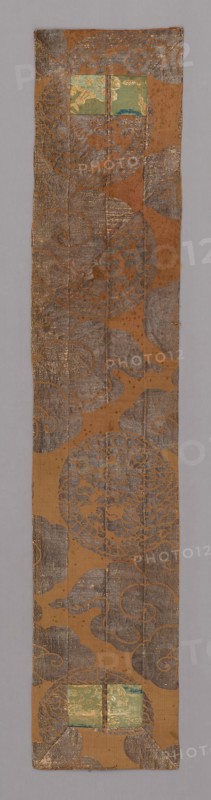 Ôhi (Stole), late Edo period (1789–1868), 1800/68, Japan, Heri, jô: silk and gold-leaf-over-lacquered-paper-strip, warp-float faced 3:1 'Z’ twill weave with plain interlacings of secondary binding warps and supplementary patterning wefts, shiten: silk and gold-leaf-over-lacquered-paper-strip, warp-float faced 2:1 'Z’ twill weave with weft-float faced 1:2 'S’ twill interlacings of secondary binding warps and supplementary patterning wefts, lining: silk, plain weave, 146.5 x 29.25 cm (57 5/8 x 11 1/2 in.)