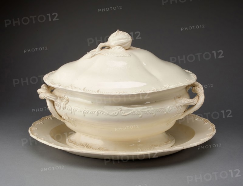 Tureen and Stand, 1780/90, Leeds Pottery, English, founded 1756, Yorkshire, Lead-glazed earthenware (creamware), 25.1 x 40 x 30.8 cm (9 7/8 x 15 3/4 x 12 1/8 in.)