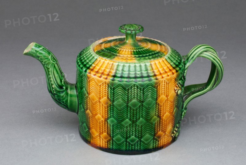 Teapot, 1760/75, Staffordshire, England, Staffordshire, Lead-glazed earthenware (creamware), 10 x 17.2 x 9.2 cm (3 15/16 x 6 3/4 x 3 5/8 in.)