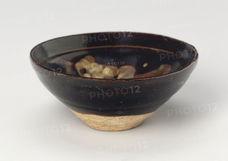 Bowl with Winding Strokes, Southern Song (1127–1279) or Yuan dynasty (1271–1368), 12th/14th century, China, Jizhou ware, light grey stoneware with dark brown glaze and painting in overglaze buff, H. 5.0 cm (2 in.), diam. 11.4 cm (4 1/2 in.)