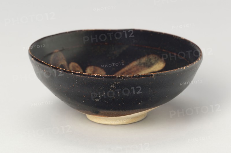 Bowl with Calligraphic Strokes, Southern Song (1127–1279) or Yuan dynasty (1271–1368), c. 12th/14th century, China, Jizhou ware, light grey stoneware with dark brown glaze and painting in overglaze buff, H. 4.7 cm (1 7/8 in.), diam. 11.5 cm (4 9/16 in.)