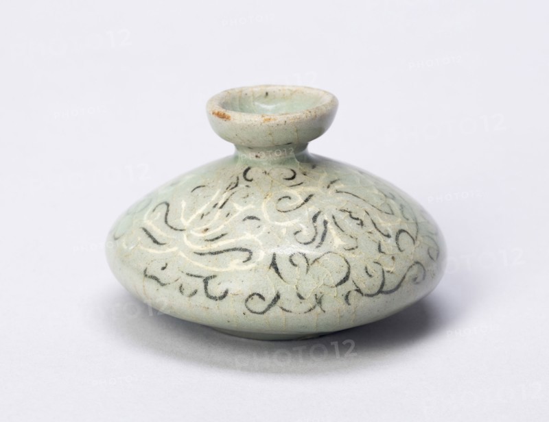Oil bottle with Scrollwork, Goryeo dynasty (918–1392), 12th/13th century, Korean, South Korea, Stoneware with underglaze inlaid decoration of black and white clays, H. 4.6 cm (1 13/16 in.), diam. 7.1 cm (2 13/16 in.)
