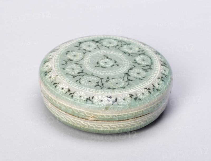 Covered Cosmetic Box with Chrysanthemum Flower Heads, Goryeo dynasty (918–1392), 13th century, Korean, South Asia, Stoneware with underglaze inlaid decoration of black and white clays, H. 3.7 cm (1 1/2 in.), diam. 10.3 cm (4 1/16 in.)