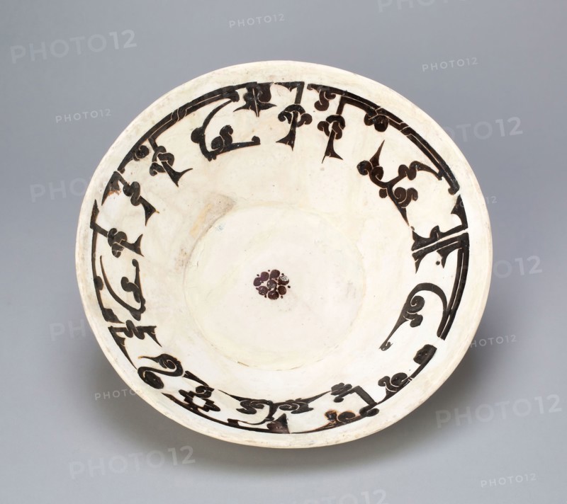 Bowl with calligraphic decoration, 10th century, Eastern Iran or Transoxiana (primarily Uzbekistan), Iran, Earthenware, white slip with black slip decoration under a transparent glaze, Di: 26.1 cm, H: 9 cm