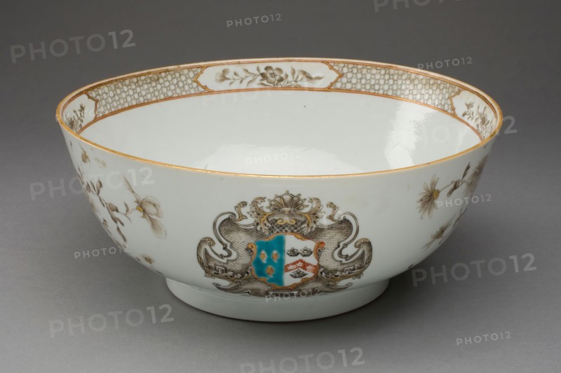 Punch Bowl with the arms of Smith impaling Horne, c. 1740, China, Jingdezhen, Hard-paste porcelain with polychrome enamels and gilding, H. 10.6 cm (4 3/16in.), diam. 3 15/16 cm (10 in.)
