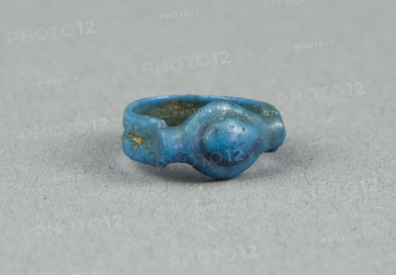 Ring: Oval, New Kingdom, Dynasty 18 (about 1350 BC), Egyptian, Egypt, Faience, W. 0.6 cm (1/4 in.), diam. 1.4 cm (9/16 in.)