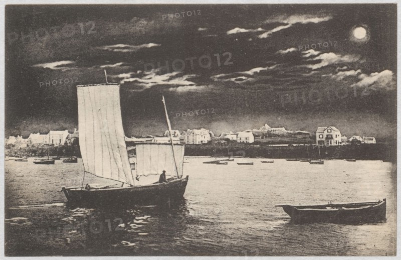 Postcard to Maria Mickiewiczówna, Makowski, Tadeusz 1882–1932 author, manuscript postcard letter, addressed to Maria Mickiewicz 1868–1952, Port-Navalo France, 1929, Tumiac-en-Arzon; dimensions: 8.9 cm x 13.9 cm., The image shows a waterfront scene with a sailboat and a smaller rowboat floating on calm water in the foreground, a shoreline with a row of buildings in the middle ground, and a cloudy sky with a round bright moon in the upper area; visible colors include shades of black, white, gray, and off-white.