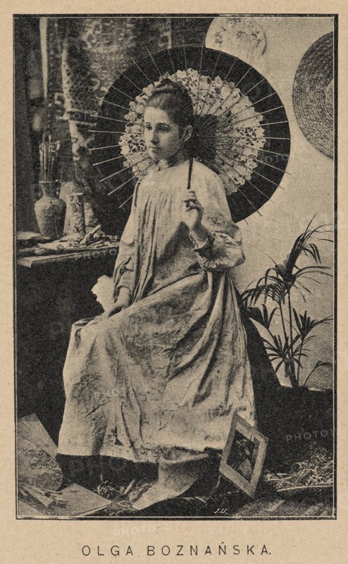 Reproduction of photographs: Portrait of Olga Boznanska with a Japanese umbrella; Portraits of Stanislaw Lentz, Samuel Hirszenberg, Wlodzimierz Tetmajer; woodcut by Józef Loskoczynski after photographs by Kasper Zelechowski; illustration, 1895; painting, Polish painting; Japonism; subjects: Olga Boznanska 1865–1940, Stanislaw Lentz 1861–1920, Samuel Hirszenberg 1865–1908, Wlodzimierz Tetmajer 1861–1923; genres: female portraits, male portraits, portraits of artists, portraits of painters; reproduction of a work of art; illustration dimensions: image 12.0 mm × 7.6 mm; sheet 36.8 mm × 25.5 mm., A seated young woman wearing a long flowing dress holds a decorative parasol behind her head and a small object in one hand; she has her hair pulled back and a neutral expression. Behind her is a patterned backdrop and a table with vases and brushes. To the side there is a potted plant with long narrow leaves and a round woven wall hanging. On the floor near her feet are scattered papers and a fra...