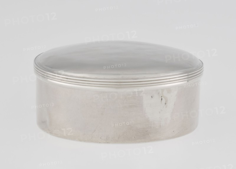 Toilet box, made by Edward Fernell fl. 1779–1796, goldsmith; round, smooth with a slightly domed lid edged with a profiled band; 1792/1793, London, England, Great Britain; Georgian/Classicism/George III style; container for toilet accessories; height 4.2 cm, diameter 8.2 cm, weight 115 g., A round metallic container with a domed lid and a smooth cylindrical body sits against a plain pale background; the container shows a shiny silver surface with subtle reflections, a few faint scratches and scuffs, and several concentric ridges near the lid edge, with visible tones of silver, gray, and hints of white from reflections.