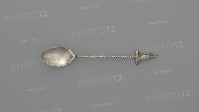 Souvenir spoon, subject: Paderewski, Ignacy Jan 1860–1941. Egg-shaped scoop with a pointed tip; twisted wire handle topped with a semi-plastic kangaroo. Souvenir from Paderewski's tour of Australia and New Zealand in 1904. Early 20th century before 1904. Place of origin: Australia, materials: cutlery/varia, length 12.5 cm, width 2.2 cm, weight 15 g., A metal spoon with a shiny silver bowl and a twisted silver handle ending in a small sculpted silver animal figure rests on a flat uniform gray background, showing shades of silver and gray throughout.