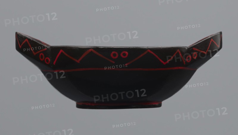Two-handled bowl, Chinese, Warring States Period 475–221 BCE copy, ritual/ceremonial vessel, copy, geometric ornament, 1st half of the 20th century, China, vessel; height 4.0 cm, width 16.7 cm, depth 12.0 cm., A low, shallow bowl with a glossy black surface decorated with a few thin red lines and simple red zigzag and circular motifs along the rim, shown against a smooth light gray background.