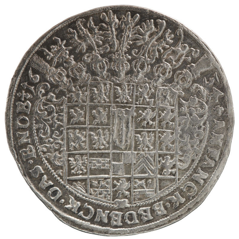 Thaler. Obverse: torso facing right in collar and decorative armor girded with a sash, sceptre in right hand, helmet with raised visor and plume in left hand; in the rim, between the borders, inscription beginning with a rosette GEORG:WILH:D:G:MARCHI:BRAN:SAC:ROM:IMP:ARCHIC:EL:DPRVS. Reverse: a twenty-four-field coat of arms with ornaments topped with seven jewels; date numerals 16-34 separated by jewels; in the half-rim between the rims an inscription ending with a heart +ANFANCK.BEDENCK.DAS.ENDE. 1634, Königsberg, Ducal Prussia (1525–1701). Coin: diameter 45.0 mm, weight 28.70 g, axis 90°. Iconography: coats of arms, male busts in armor; George William of Hohenzollern (Elector of Brandenburg; Duke of Prussia; 1620–1640). Maker: Ernest Pfahler.