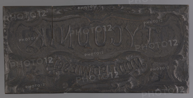 Vignette 'Tygodnik Mód i Powiesci', Rózanski, M. (fl. 1882–1889), graphic artist; Zamarajew, Wlodzimierz (1864–post 1897), draughtsman; press illustrations for the socio-cultural women's magazine 'Tygodnik Mód i Powiesci' (published from 1873; earlier titles from ca. 1860 and 1871); subject: tailors, readership; style: rocaille, neo-baroque; notes: in the 1891 yearbook a headpiece appears with a different signature 'Wl.Z.' and without Rózanski's monogram — a slightly simplified drawing, possibly a different block or cut by someone else; yearbook from 1901 printed headpiece shows grayish Art Nouveau flowers; date: 1890; place: Warsaw; medium: graphic plate; dimensions: height 11.5 cm, width 23.9 cm, thickness 2.3 cm.