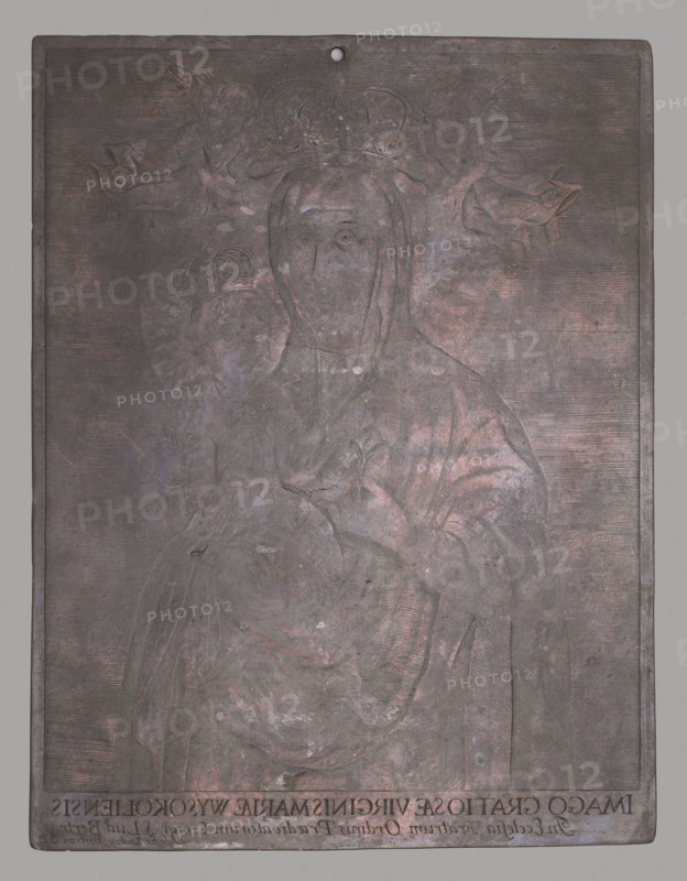 Recto: Image of the miraculous painting of Our Lady of Wysokolski. Verso: Central fragment of the composition with the Jastrzebiec coat of arms of Jan Ambrozy Skopowski. Maker: Bertrand, Ludwik (Dominicans; fl. ca. 1705), graphic artist (recto), graphic artist (verso). Subjects and iconography: Jastrzebiec (coat of arms), coats of arms, Mary (mother of Jesus Christ), Jesus Christ, Hodegetria, Our Lady of Wysokolska (painting), Stanislaus (St.) - iconography, resurrection of Piotrowina, Adalbert (St.; ca. 956–997) - iconography, Catholic saints. Context: Dominicans (order), Polish graphics, beginning of the 18th century (recto), before 1706 (verso). Object type and measurements: graphics, graphic matrix/plate; height 22.3 cm, width 17.1 cm, thickness 0.1 cm.