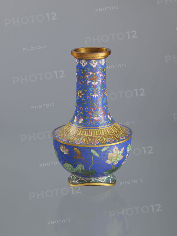 Vase; Rubiec-Masalski; Fyodor Vasilyevich (1865–1920?); Tulisov, Jerzy (1943– ); Chinese art; Chinese; Qing (1644–1911); Boxer Rebellion (1899–1901); lotuses; lotus tendril (ornament); plant tendril; flower tendril; cloisonné (enamel); waves; 19th century; China; vessel; height 22.7 cm; diameter 12.5 cm