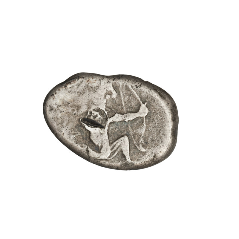 Shekel (404–338 BC). Obverse: King Artaxerxes (Artaxerxes II/III) wearing a crown and long robe, turned right, kneeling on his right knee (fighting), holding a dagger in his right hand and a bow in his left. Reverse: incusum with a goat-head countermark. Persia (Sardis), Achaemenid period; coin. Diameter 11.5 × 17.5 mm, weight 5.30 g.