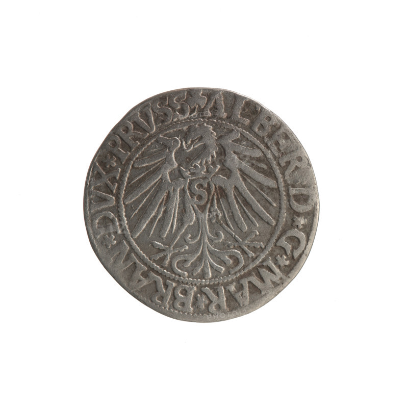 grosz; maker: Schilling, Maciej; R0 (rarity). Subject: eagles, Hohenzollern (coat of arms), trefoils, male busts in armor; Albrecht Hohenzollern (Prince of Prussia; 1490–1568) — iconography; hoard find from the village of Wsola (numismatic context). Obverse: Prussian eagle, on its chest the crowned letter S; in rim between pearl borders an inscription beginning with a trefoil ALBER, D*G*MAR*BRAN*DVX*PRVSS. Reverse: male bust in armor in profile to right; short hair, long beard with sideburns, dividing the inner border; in rim between pearl borders an inscription beginning with the Hohenzollern shield *IVSTVS*EX*FIDE*VIVIT*I543*. Date: 1543. Place/authority: Ducal Prussia (1525–1701), Königsberg. Object: coin (grosz); diameter 22.9 mm; weight 1.84 g; axis 315°.
