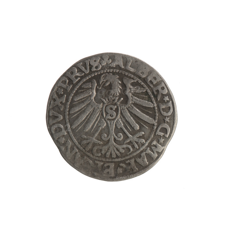 grosz, Schilling, Maciej; Albrecht Hohenzollern (Prince of Prussia; 1490–1568) - iconography; trefoils; Hohenzollern (coat of arms); hoard from the village of Wsola (numism); R1 (rarity); male busts in armour. Obv.: Prussian eagle, on its chest the crowned letter S; on the rim, between the pearl borders, an inscription beginning with a trefoil ALBER*D*G*MAR*B, N*DVX*PRVS. Rev.: Male bust in armour in profile turned to the right; short hair, long pointed beard with sideburns, separating the inner border; in the rim between the pearl borders an inscription starting with the Hohenzollern shield *IVSTVS*EX*FIDE, IT*I546*. Date: 1546. Place: Königsberg, Ducal Prussia (1525–1701). Object: coin (grosz/schilling); diameter 22.6 mm; weight 1.82 g; axis 290°.