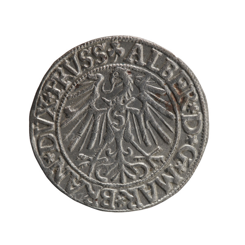 grosz, Schilling, Maciej, Albrecht Hohenzollern (Prince of Prussia; 1490–1568) — iconography: eagles, Hohenzollern coat of arms; male busts in armour. Obverse: Prussian eagle, on its chest a crowned letter S; in the rim between pearl-shaped borders an inscription beginning with a trefoil ALBER*D*G*MAR*BRAN*DVX*PRVSS. Reverse: male bust in armour in profile turned to the right; short hair, long pointed beard with sideburns, dividing the inner border; in the rim between pearl-shaped borders an inscription beginning with the Hohenzollern shield *IVSTVS*EX*FIDE*VIVIT*I546*. Date: 1546. Place/style: Ducal Prussia (1525–1701), Königsberg. Object: coin; diameter 23.5 mm; weight 2.13 g; axis 140°.
