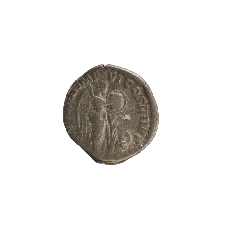 Denarius of Commodus (reign 177–192). Obverse: laureate, right-facing bust of the emperor; inscription COMMODV NTON AV. Reverse: legend VIIII IMP VI COS IIII PP; Victory standing right, writing on a shield propped on a tree trunk, with a prisoner at her feet. Pearled border on both sides. Roman silver coin, 183–184, Rome; weight 3.01 g.