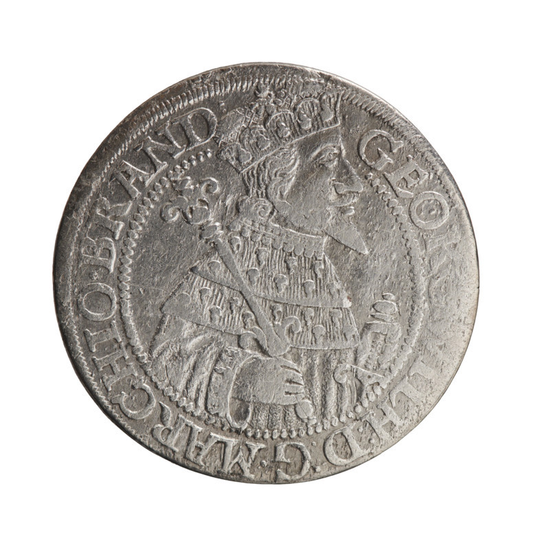Obv. Bust facing right in mitre and electoral mantle. A sceptre in the right hand, the left resting on a sword hilt. The figure's head divides the inner border. In the rim between the borders is the inscription GEO, H:D:G.MARCHIO.BRAND. Below the ducal mitre, a five-field coat of arms with ornaments. On the sides of the shield are the date numerals 2-5. In the rim between the borders an inscription separated by the hallmark SA.ROM.IMP.AR-CHIC.E,RVS. In the shield: eagle, griffin, lion, eagle. George William Hohenzollern (Elector of Brandenburg; Duke of Prussia; 1620–1640) — iconography. 1625. Ducal Prussia (1525–1701), Königsberg. Coin: diameter 29.6 mm, weight 6.64 g, axis 0°.